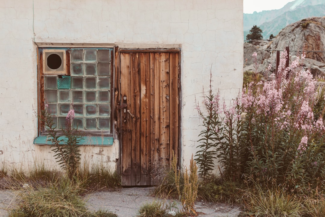 An antique house key sits beside a sleek modern smartphone, illustrating the evolution from traditional, high-commission real estate to a more efficient, tech-driven model.